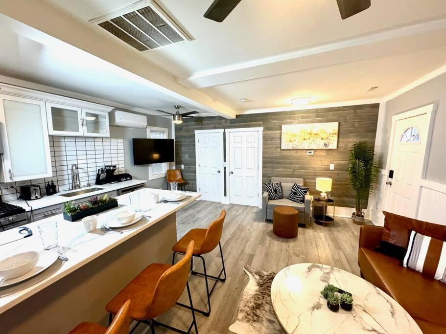 Little House On 47Th Apartment Cleveland Ngoại thất bức ảnh